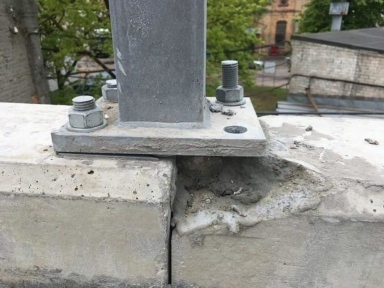 В соцсетях показали разваливающиеся конструкции Деглавского моста