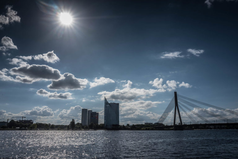 Латвию накрыла жара: по всей стране - температурные рекорды