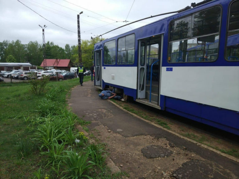 Трамвай тащил мужчину 10 метров: для спасения пришлось поднимать вагон