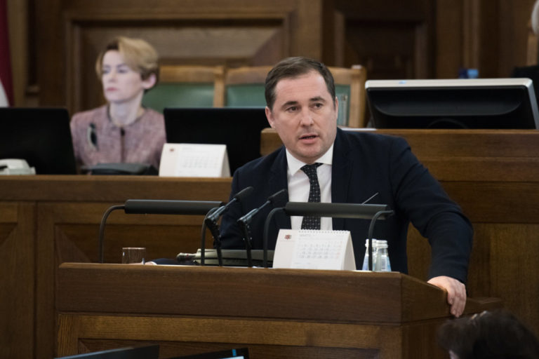 Почему в Латвии условный Янис Берзиньш ценнее других? Кандидат в президенты извинился перед негражданами