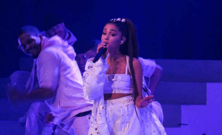 Ариана Гранде попала под суд из-за фото