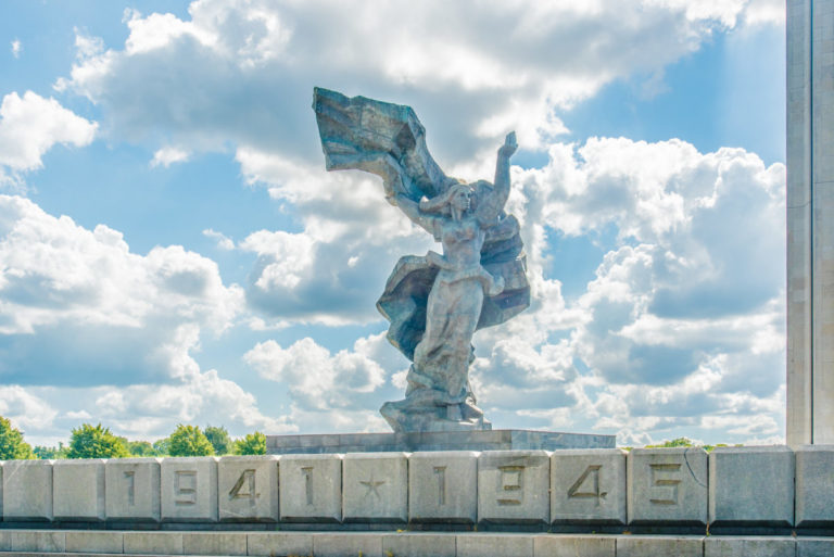 Стало известно, кто выступит у Памятника Освободителям 9 мая