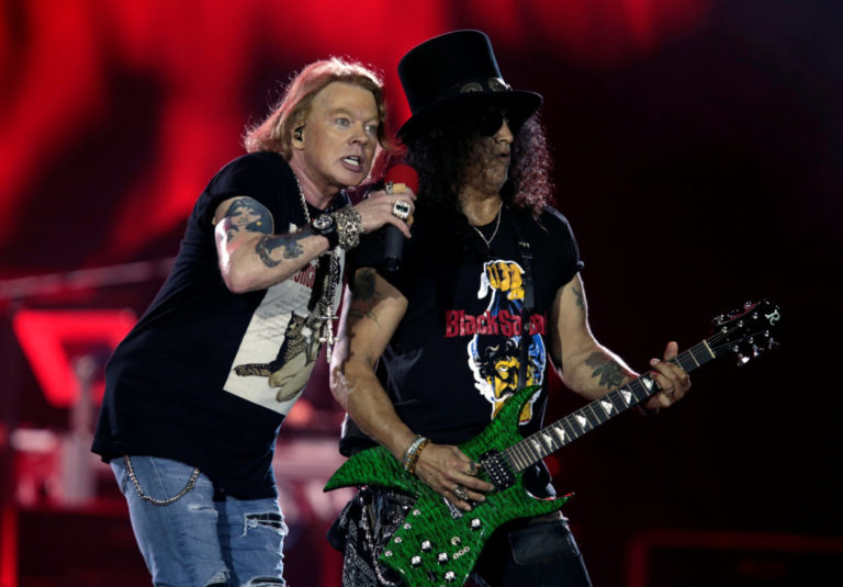 Группа Guns N’ Roses подала в суд на пивоварню