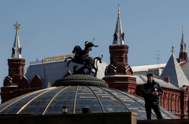 Полицейский покончил с собой рядом с Красной площадью в Москве