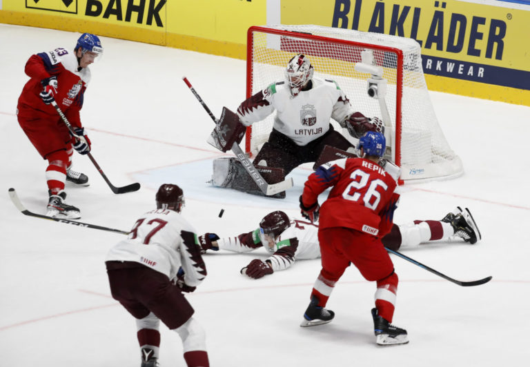 Сборная Латвии по хоккею проиграла Чехии, выигрывая по ходу матча 2:0