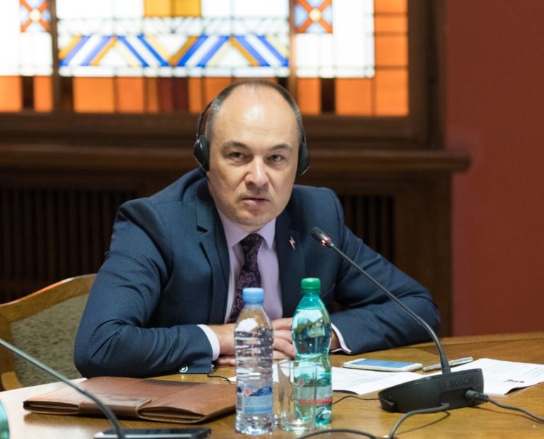 KNAB оценит разговор Парадниекса с Кюзисом о «карьере брата»