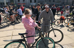 #kritiskamasa: сотни велосипедистов «расползлись» по всему городу