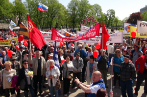 Тысячи людей прошли по улицам Риги за сохранение русских школ