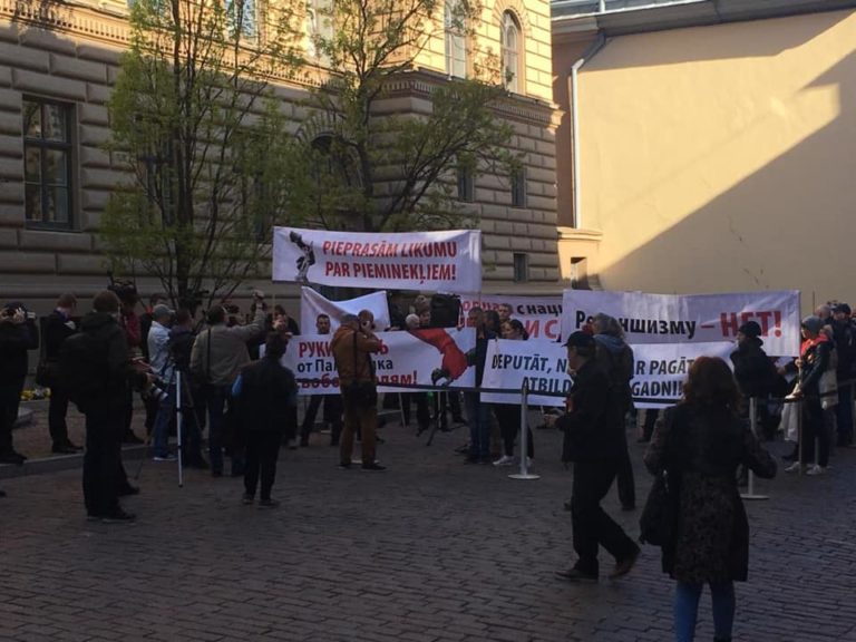 На пикет в защиту памятника Освободителям пришло 40 человек