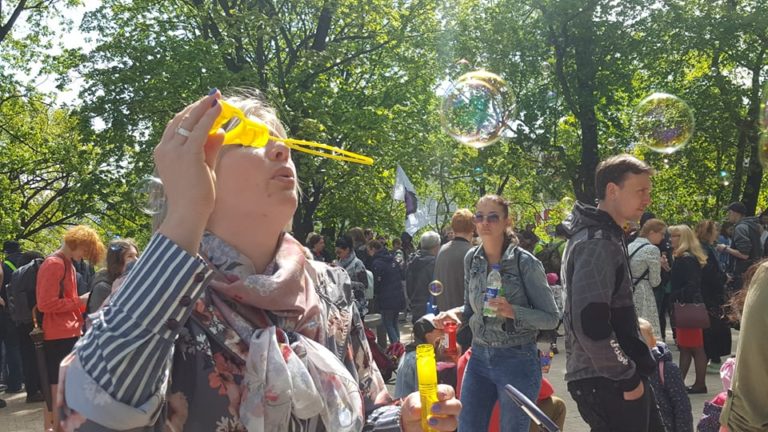 Никакой политики: в Риге прошел парад мыльных пузырей