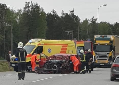 ФОТО: тяжелое ДТП на Таллинском шоссе, водителя зажало в машине