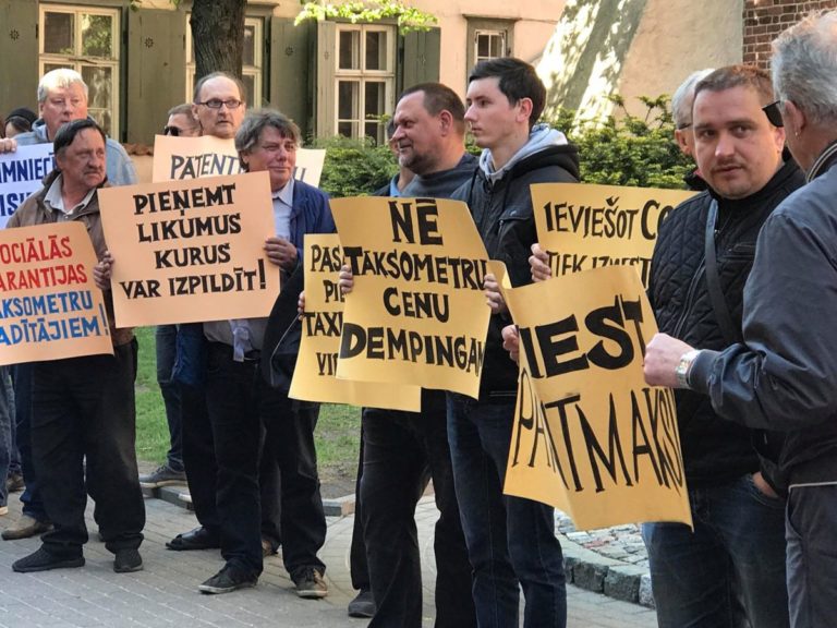 Таксисты провели акцию протеста у Сейма