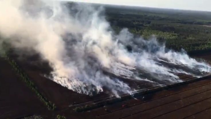 Пожар в Олайнском крае: для тушения используются вертолеты