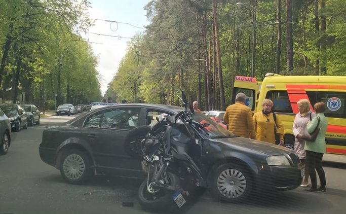 Серьезное ДТП в Межапарке: мотоцикл врезался в легковушку
