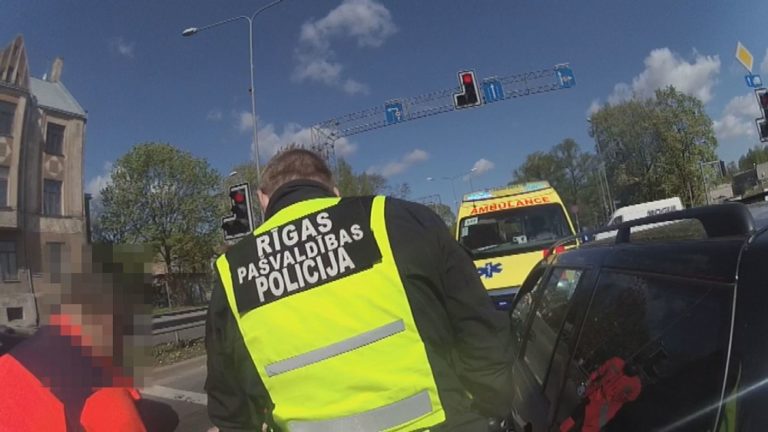 Приступ эпилепсии за рулем! Рижские полицейские спасли жизнь водителю