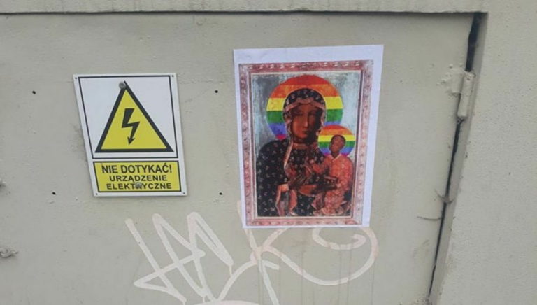 Жительницу Польши арестовали за плакаты Девы Марии с радужным нимбом