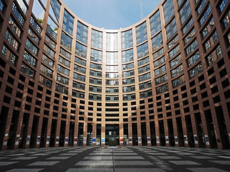 Опрос: партии Латвии считают, что надо уменьшить бюрократию в ЕС