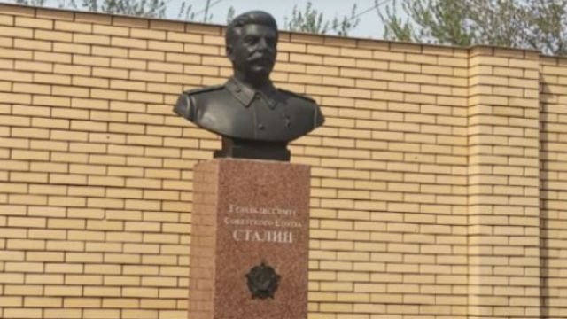 В Новосибирске установили бюст Сталина