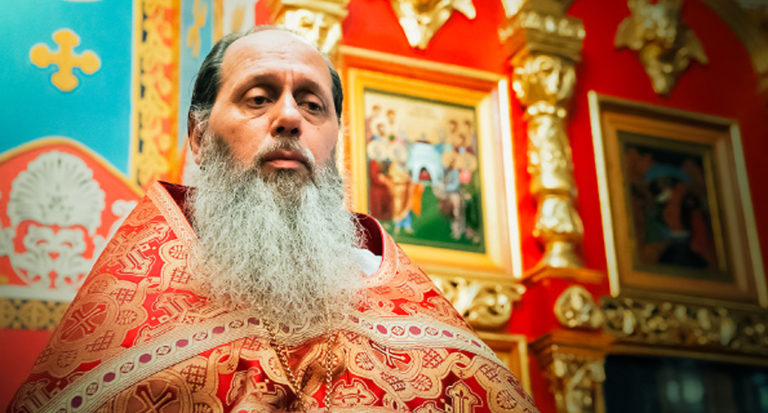 «Его загнали в угол»: священник РПЦ рассказал о лишенном сана протоиерее