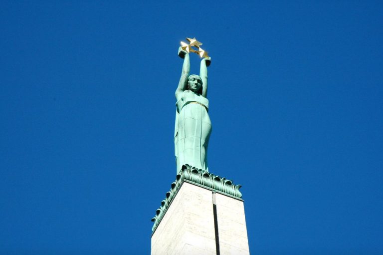 С Россией или с Западом? Мнения жителей о развитии Латвии расходятся