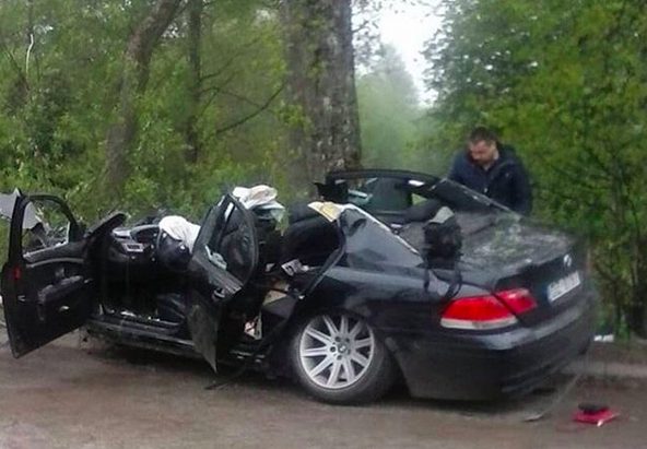 Трагедия в Карсаве: BMW врезался в дерево, погибли два человека