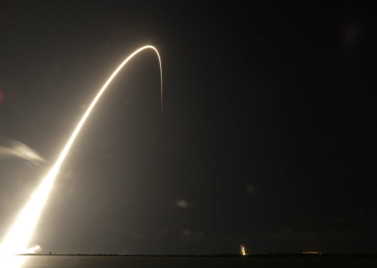 Покорение космоса: SpaceX запустил на орбиту сразу 60 спутников