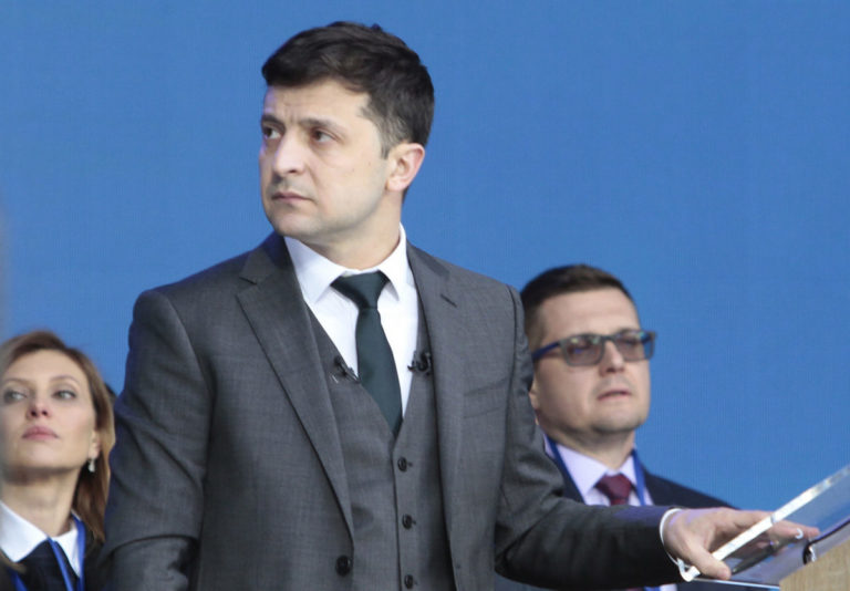 Зеленский поскандалил с журналисткой на месте гибели горняков
