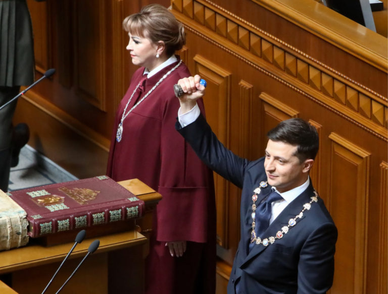 «Распустил парламент — теперь скучно не будет!»: латвийцы о распоряжениях Зеленского