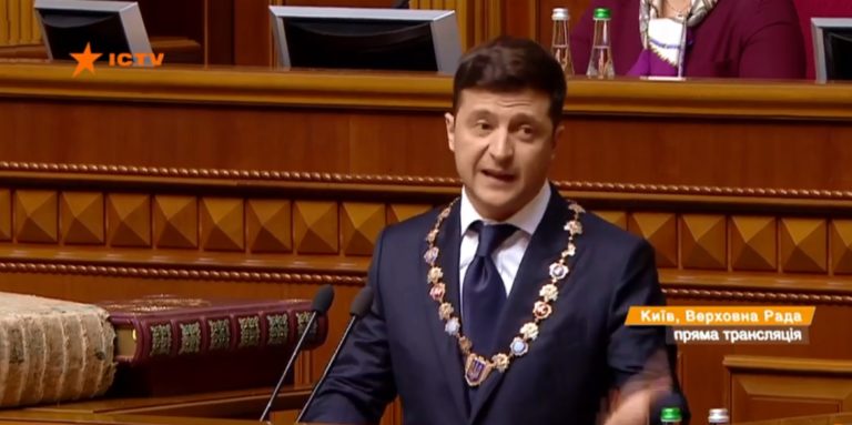 Пешком на инаугурацию и селфи с женой: Зеленский стал официальным президентом Украины