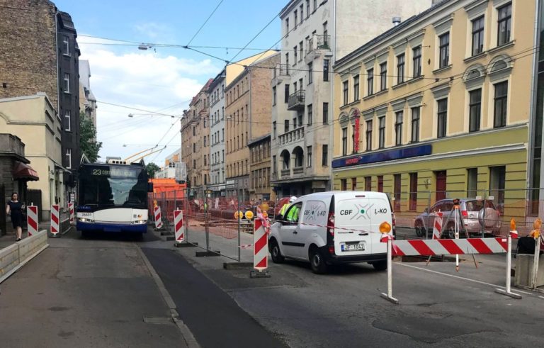 Ремонтные работы на улице Чака: по тротуарам ездят автобусы