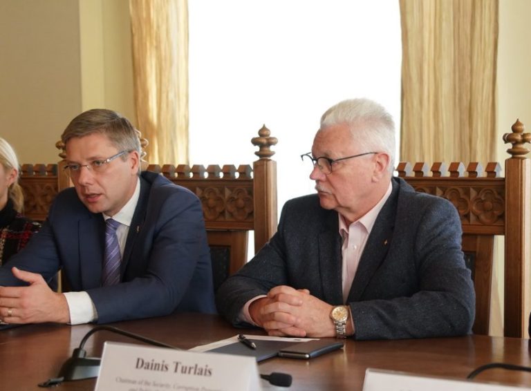 Оппозиция РД: Турлайс не лучше Ушакова, думу надо распустить