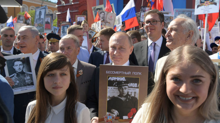 Путин участвует в «Бессмертном полке» с портретом отца