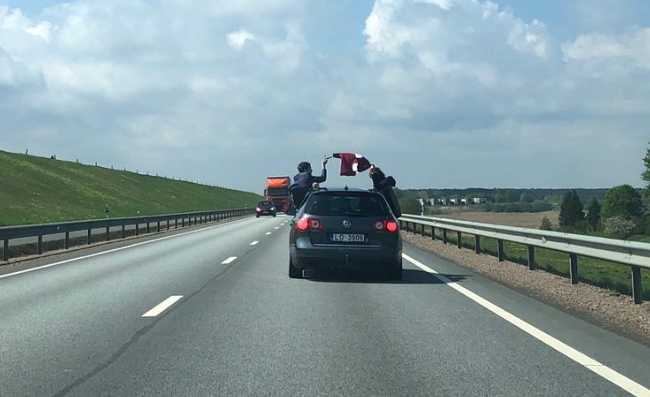 «Патриотизм лишь на словах!»:  автопробег с флагами нацблока подвергли критике