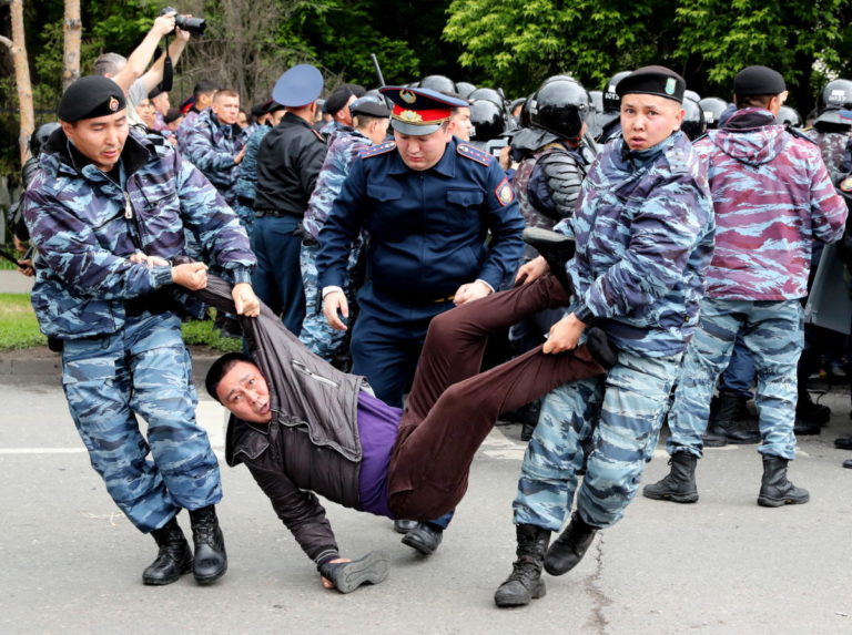 Выборы в Казахстане: протесты, задержания, один погибший
