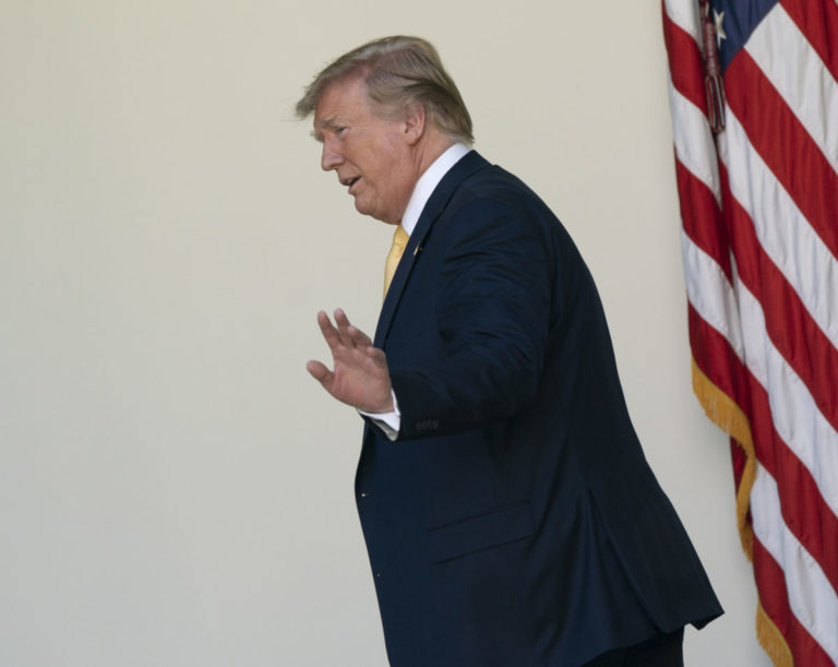 Трамп выгнал помощника из кабинета из-за кашля во время интервью