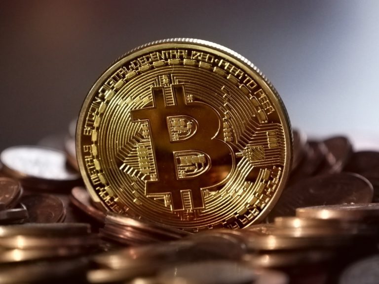 Цена биткоина выросла за день на 11% и превысила 10 000 долларов