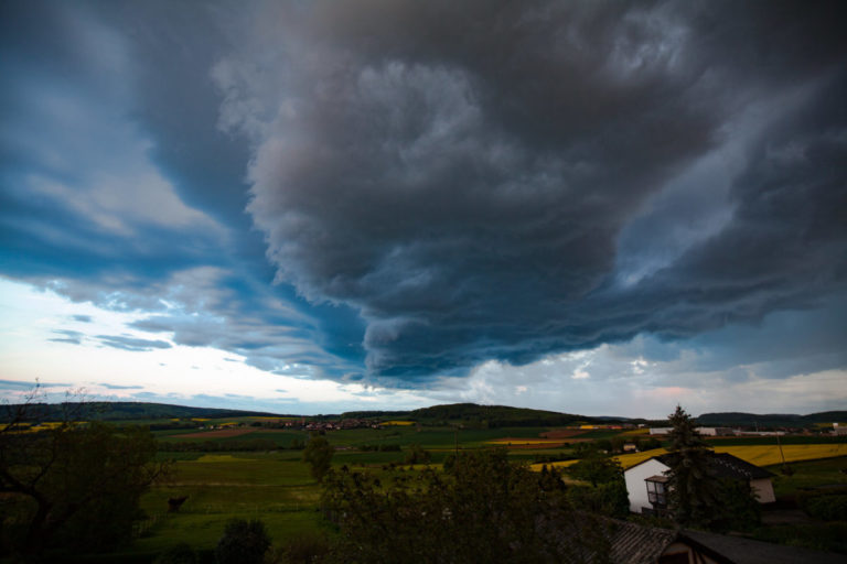 Резкая смена погоды: вечером грозы, в Риге может затопить улицы