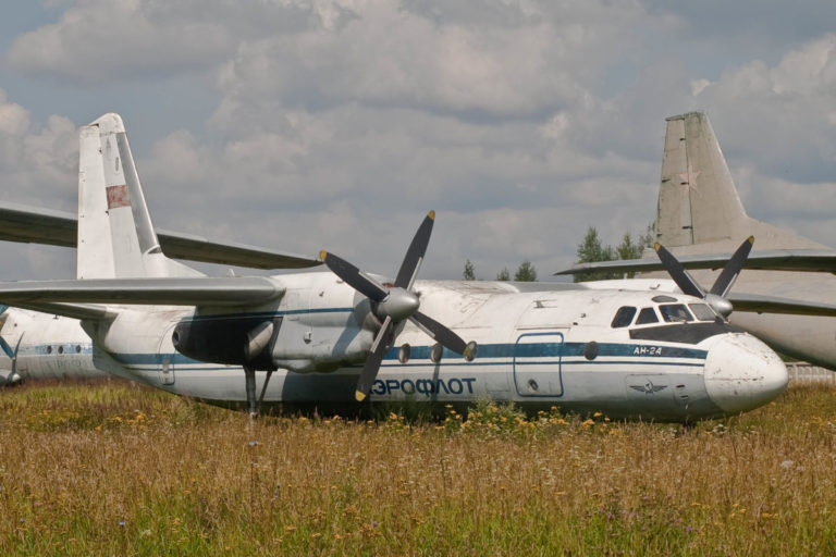 Самолет Ан-24 загорелся при посадке в Нижнеангарске, погибло два человека