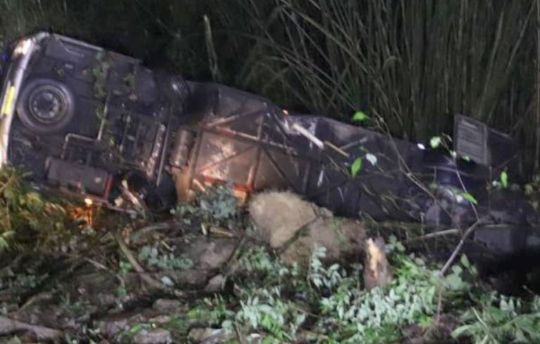 В Таиланде 17 человек пострадали при падении автобуса в пропасть