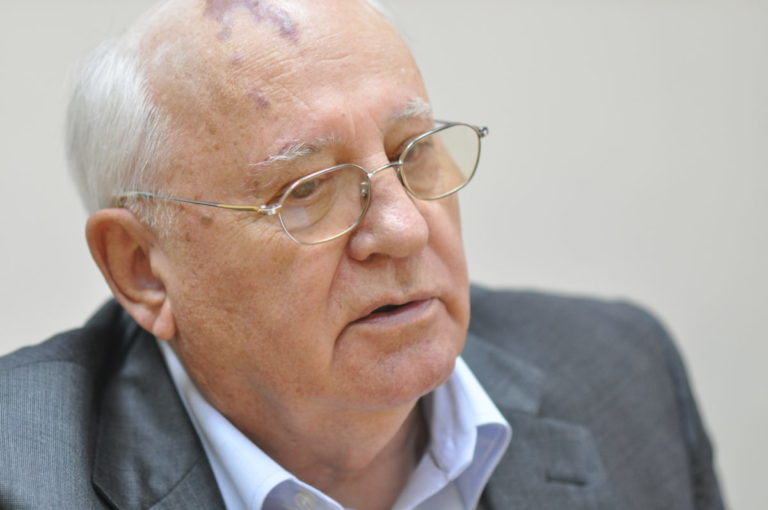 Горбачев находится в больнице: продолжает работать над книгой