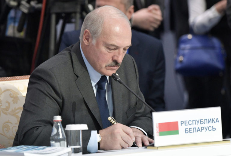 Посол Беларуси: визит Лукашенко не отменен, нам надо его “наполнить”