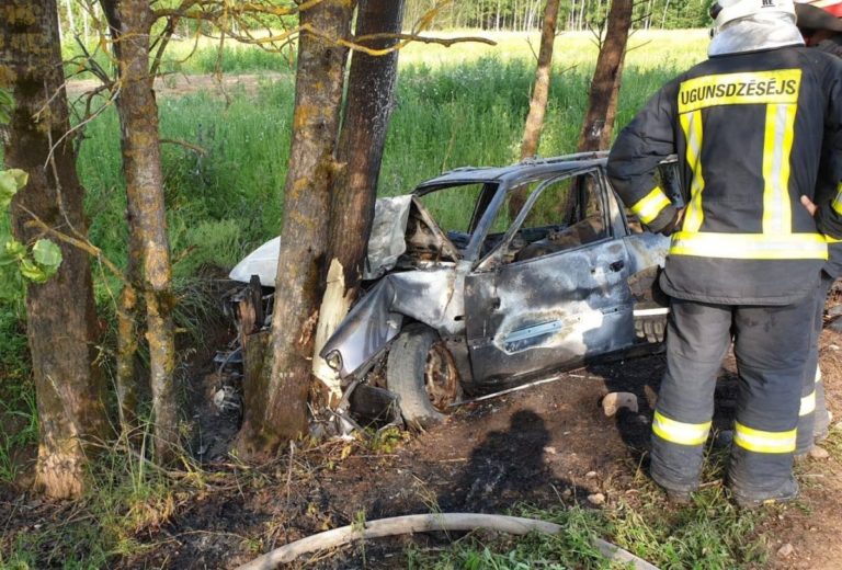 Вторая трагедия за неделю: под Резекне в ДТП погибли молодые люди