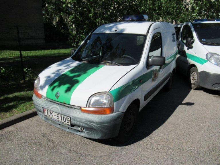 Машины и даже лодка: Рижская полиция распродает свой автопарк