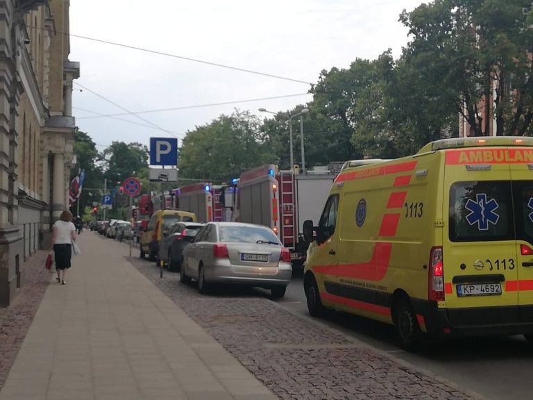 Пожарные, «скорая» и газовая служба: жители центра жалуются на запах дыма