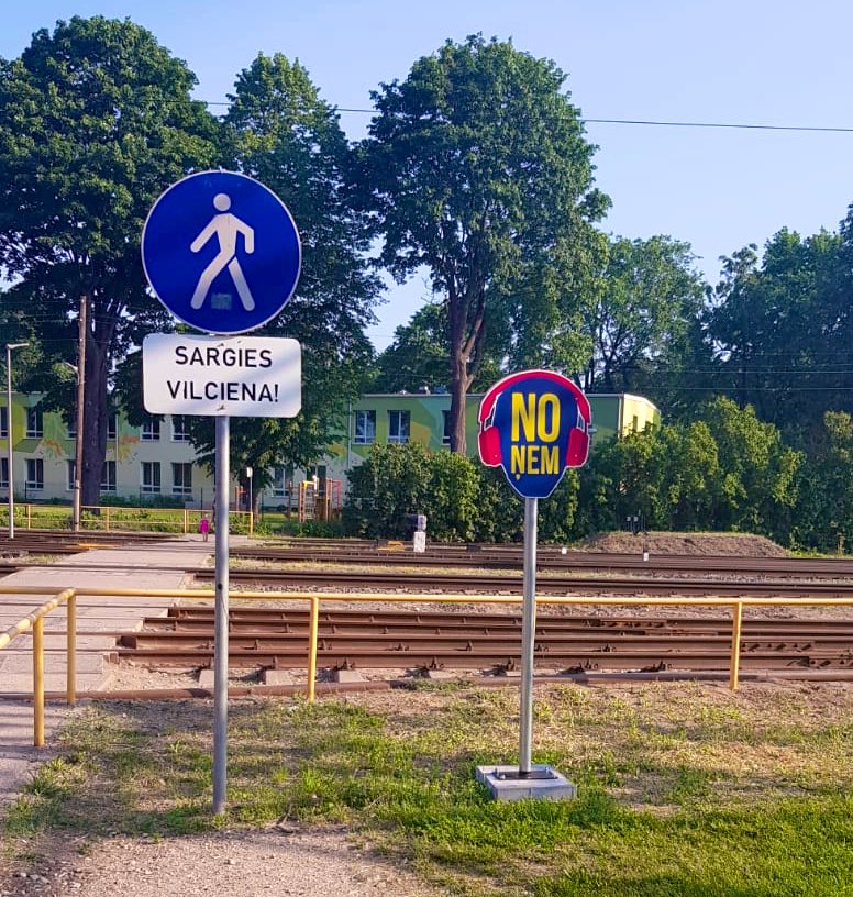 «Песню можно повторить, а жизнь?» Молодежь призвали снимать наушники у железной дороги
