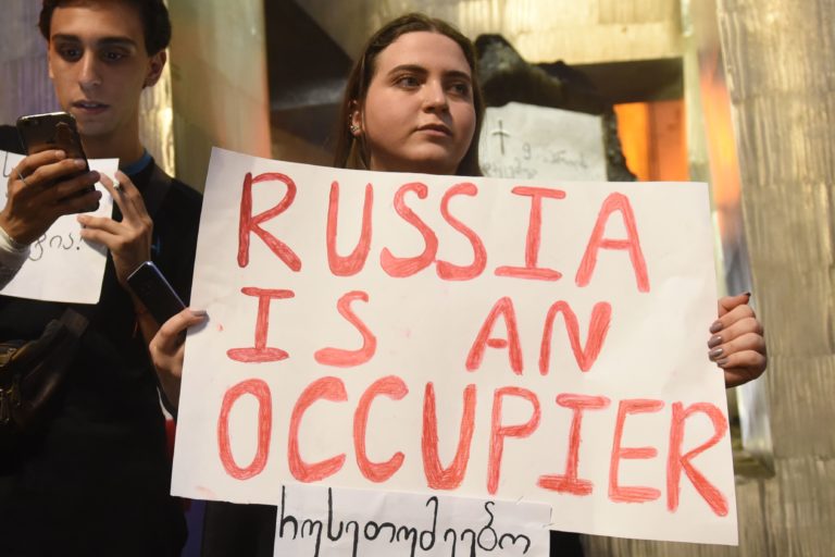 В Тбилиси полицейские применили резиновые пули для разгона тысяч протестующих