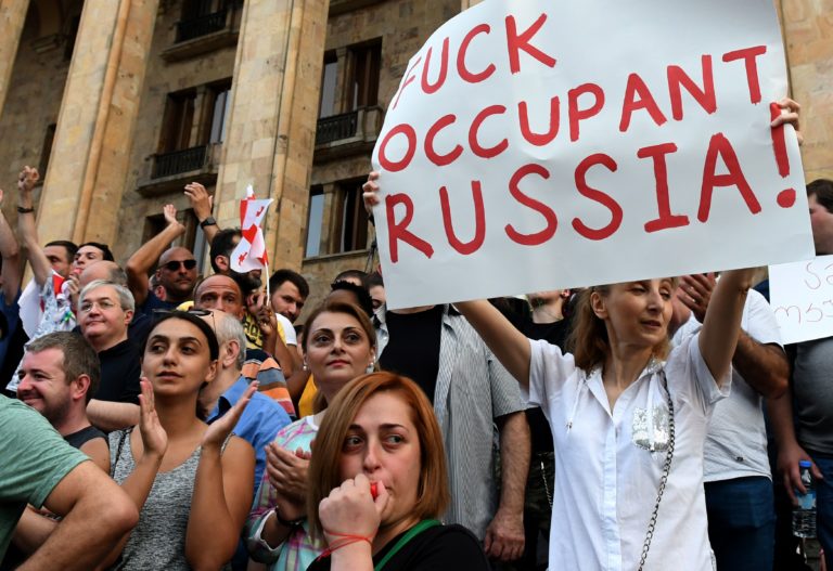 Кинотеатры в Тбилиси приостановили показ фильмов на русском языке