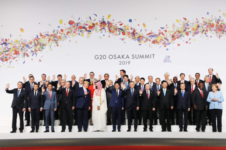 Плечом к плечу: Путин и Трамп вместе пришли на церемонию фотографирования G20