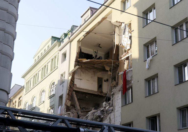 В Вене взорвался дом: под обломками находят тела людей