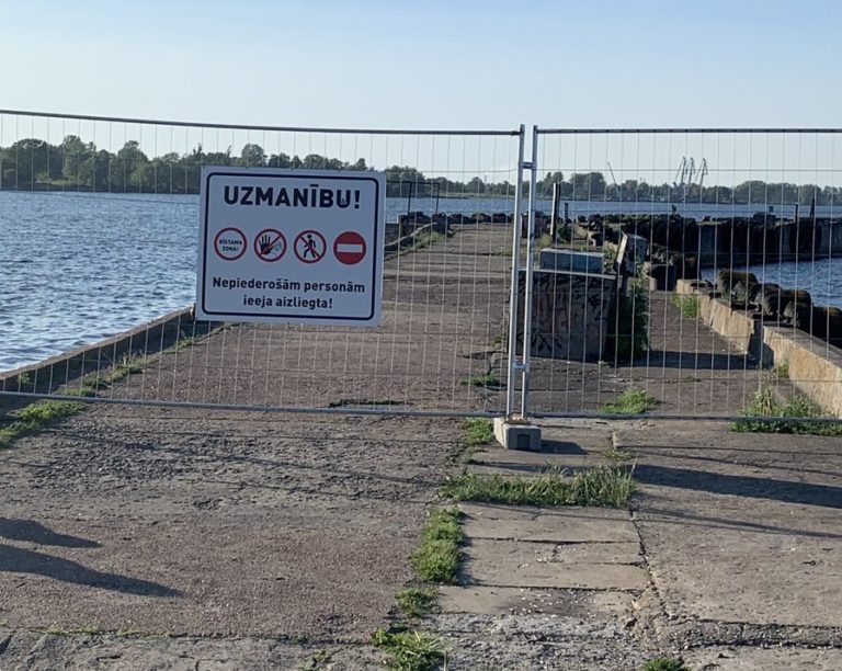 Вход на мол Андрейсалас закрыт: плиты треснули